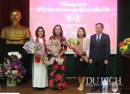 Phó Tổng cục trưởng TCDL Ngô Hoài Chung tặng hoa cho đại diện chị em phụ nữ trong công đoàn 